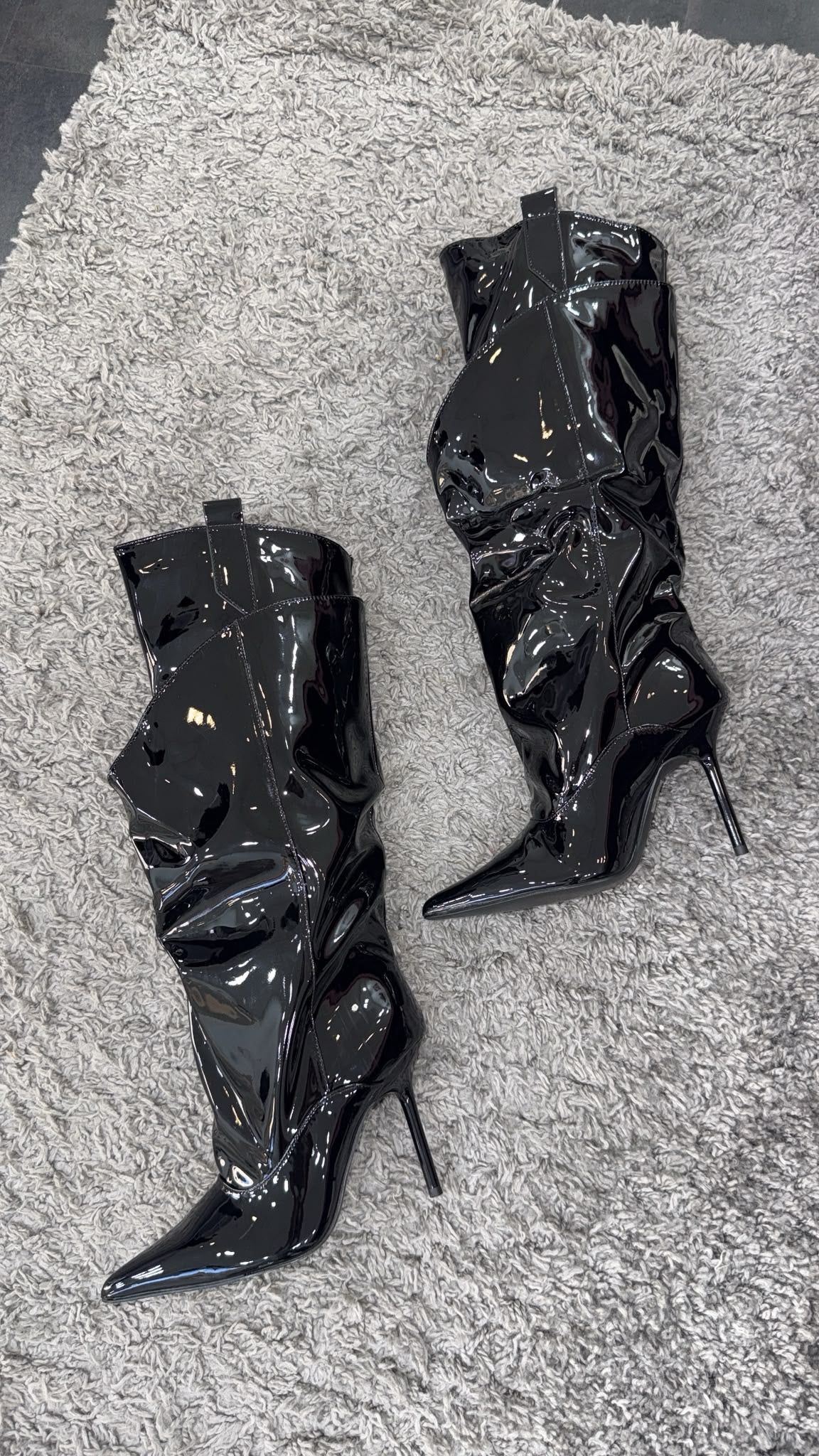 BOOTS MUST HAVE VINILE